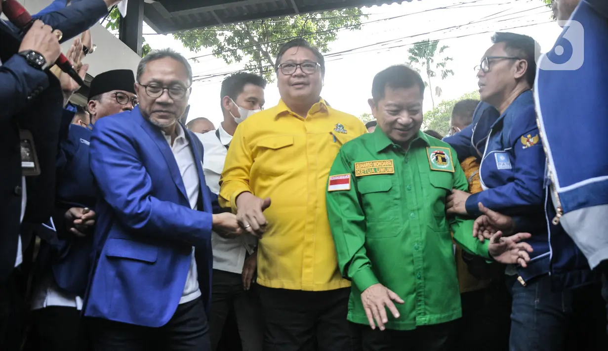 Ketua Umum Partai Amanat Nasional (PAN) Zulkifli Hasan, Ketua Umum Partai Golkar Airlangga Hartarto dan Ketua Umum PPP Suharso Monoarfa yang tergabung dalam Koalisi Indonesia Bersatu (KIB) menyapa awak media saat tiba di Gedung KPU RI, Jakarta Pusat, Rabu (10/8/2022). Kedatangan ketiga petinggi KIB tersebut diiringi dengan berbagai atraksi tarian tradisional untuk mendaftarkan partai masing-masing sebagai peserta Pemilu 2024. (merdeka.com/Iqbal S Nugroho)