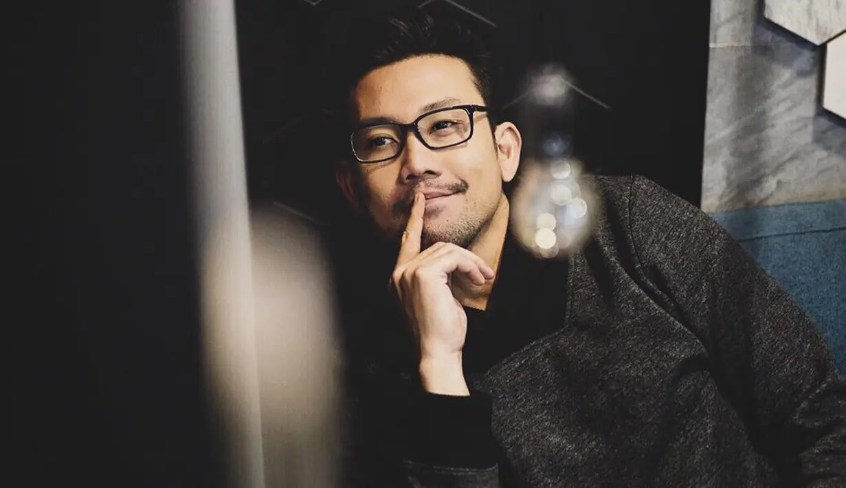 Tak hanya memberikan kesan serius pada penampilan kasual Denny saja. Akan tetapi, kacamata yang dikenakan oleh pria yang akrab disapa Densu ini juga terlihat manis. (Liputan6.com/IG/@sumargodenny)