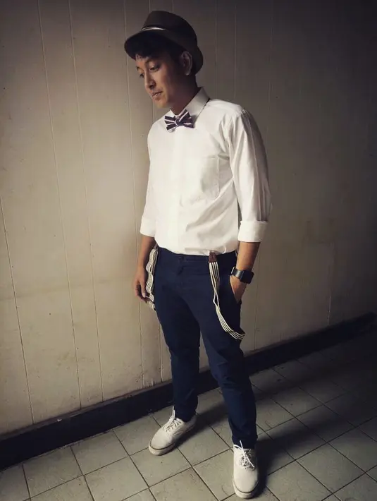 Diceriatakannya bahwa saat itu Dimas dan temannya tiba-tiba menghampiri Fiqih yang seddang berada di dalam ruang kerja. Dengan nada suara tinggi, kabarnya Dimas membentak-bentak Fiqih, bahkan memukul meja kerjanya. (Instagram/dimasanggara)