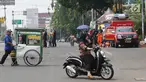 Pengendara motor melintasi arena Car Free Day (CFD) di Jalan Warung Jati Barat, Jakarta, Minggu (17/9).  Beberapa pengendara motor terlihat bebas menerabas jalan yang dipenuhi orang yang sedang berolahraga dan berjualan. (Liputan6.com/Immanuel Antonius)