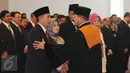 Ketua BPK, Moermahadi Soerja Djanegara menerima ucapan selamat dari Ketua Mahkamah Agung, Hatta Ali usai pengucapan sumpah jabatan di Gedung MA, Jakarta, Rabu (26/4). Moermahaji  SD terpilih secara aklamasi, Jumat (21/4). (Liputan6.com/Helmi Fithriansyah)