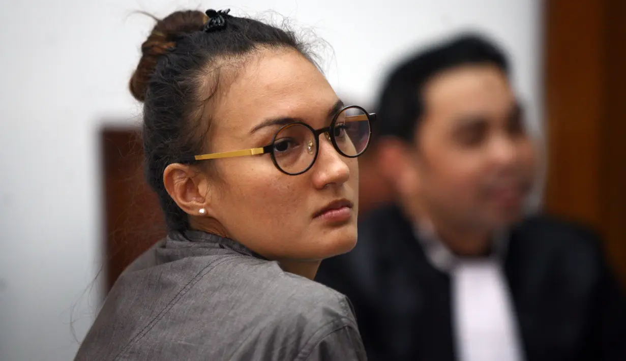 "Kalau di scene saya nggak ada yang pakai alat bantu. Karena scene saya yang hubungan ke lawan main lainnya. Saya tidak melihat (senjata api) karena memang di adegan saya tidak ada," jelas Nadine Chandrawinata. (Nurwahyunan/Bintang.com)