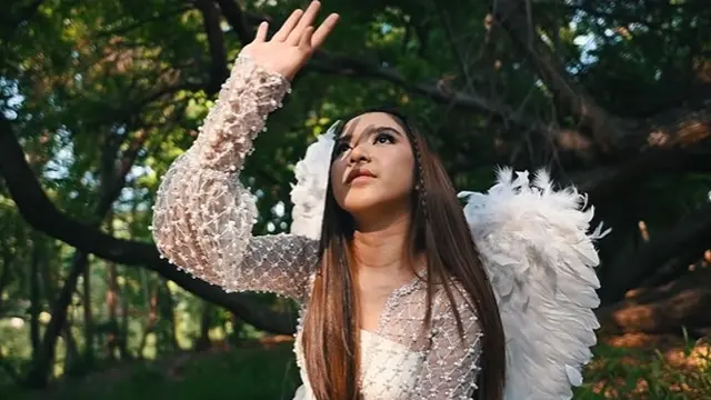 6 Pemotretan Tiara Andini Bak Bidadari, Menawan dengan Sayap Putih