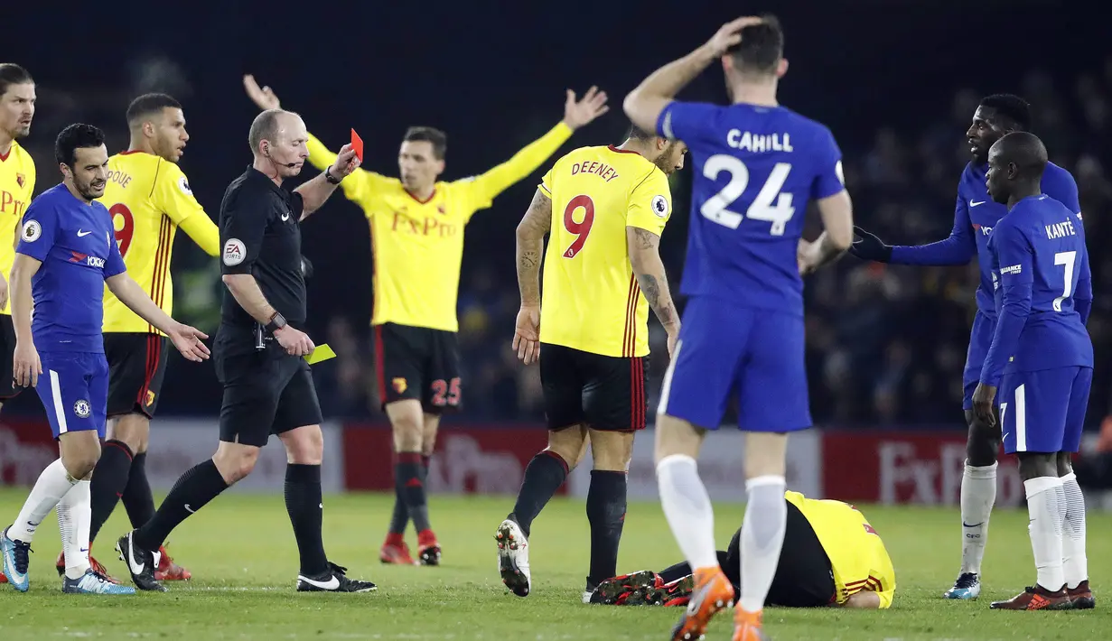 Pemain Chelsea, Tiemoue Bakayoko (kanan) menerima kartu merah dari wasit pada lanjutan Premier League di Vicarage Road stadium, London, (5/2/2018). Chelsea kalah 1-4. (AP/Frank Augstein)