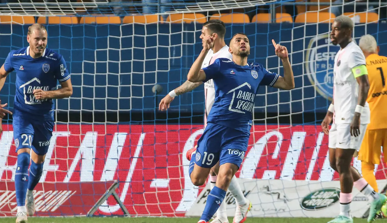 Troyes sebagai tim promosi tampil mengejutkan di awal laga dengan unggul cepat di menit ke-9. Bek Oualid El Hajjam mampu memanfaatkan umpan sepak pojok Dylan Chambost melalui tandukan kepala. Troyes 1, PSG 0. (Foto: AFP/Francois Nascimbeni)