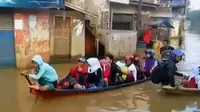 Mereka menggunakan perahu menuju sekolah yang ada di Kecamatan Dayeuh Kolot.