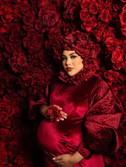 Aurel juga mengenakan bunga mawar sebagai hiasan kepala yang membingkai wajah cantik ibu Ameena ini. [@aurelie.hermansyah]