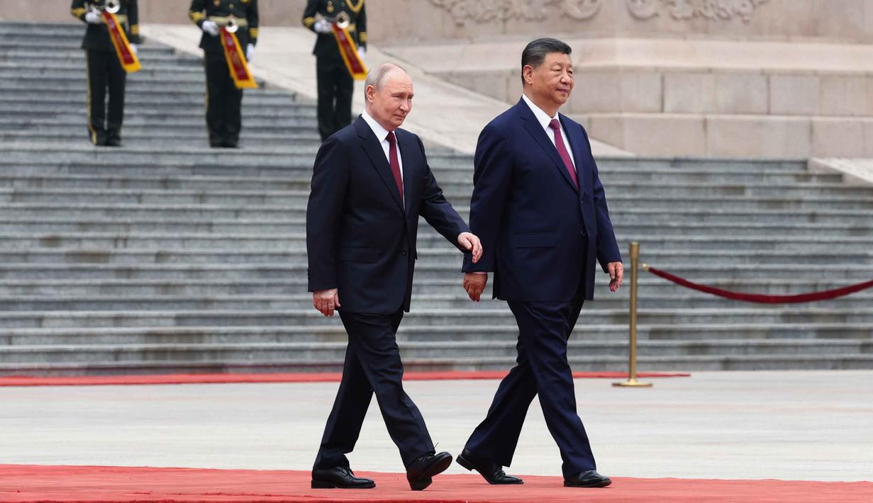 Presiden Rusia Vladimir Putin (kiri) dan Presiden China Xi Jinping menghadiri upacara penyambutan di Balai Besar Rakyat, Beijing, China, pada Rabu 20 Mei 2026. (Alexander Kazakov, Sputnik, Kremlin Pool Photo via AP)