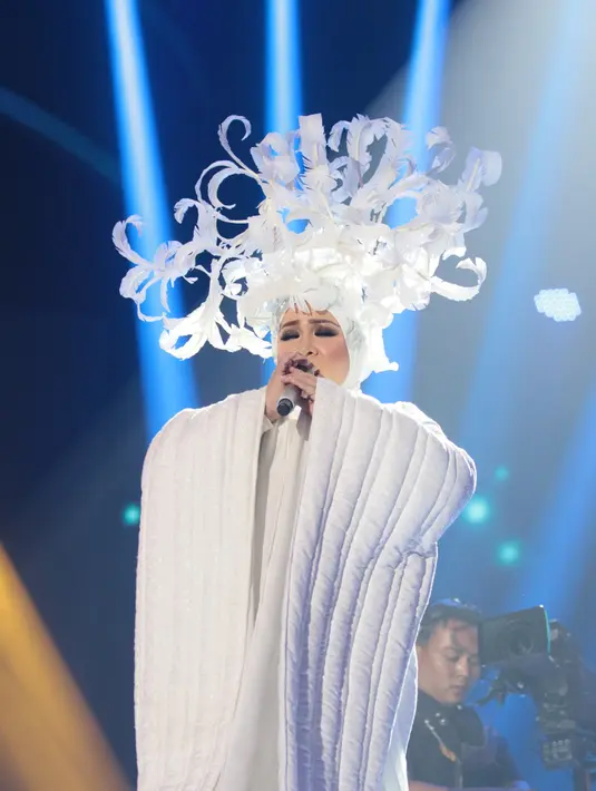 Penyanyi dan pencipta lagu Melly Goeslaw tampil dengan beberapa kostum yang heboh dan menarik. (Adrian Putra/Bintang.com)