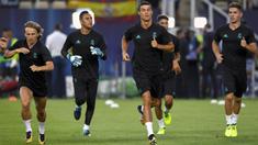 Bintang Real Madrid, Cristiano Ronaldo, melakukan pemanasan saat latihan jelang laga Piala Super Eropa di Stadion National Arena Filip II, Skpje, Senin (7/8/2017). Real Madrid akan bertanding melawan Manchester United. (AFP/Dimitar Dilkoff)