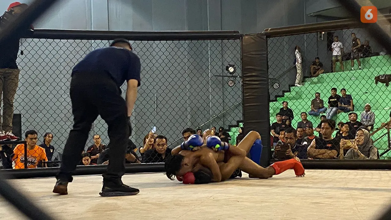 Pertandingan IBCA MMA di atas octagon dalam kejuaraan Kapolres Cup 2024 (Liputan6.com/Fira Syahrin).