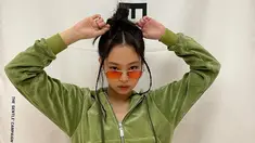 Menggunakan jaket berwarna hijau, Kim Jennie pun terlihat tetap menawan dengan messy buns serta kacamata orange. Bahkan, gaya sederhana member Blackpink ini banjir pujian netizen. (Liputan6.com/IG/@jennierubyjane)