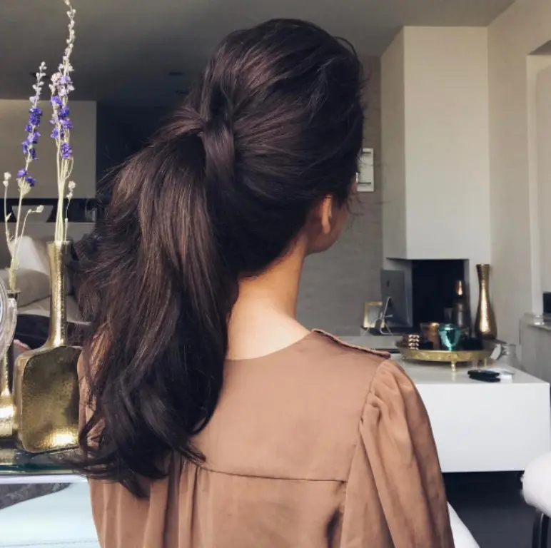 Kuncir kuda yang nggak biasa. (via: instagram/@sarahangius)