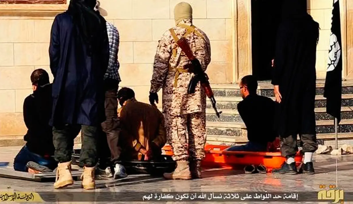 Militan ISIS bersiap mengeksekusi mati tiga pria yang dituduh homoseksual di Kota Raqqa, Suriah, 4 Mei 2015. Kelompok HAM Suriah di AS mengatakan dokumen yang diproduksi ISIS dapat membantu mengidentifikasi individu yang bertanggung jawab atas kekejaman di Suriah. (Militant website via AP)