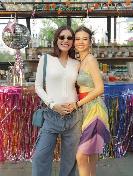 Aaliyah Massaid hadir mengenakan long sleeve putih berkancing depan dipadukan celana denim cargo. Dan membawa mini sling bag Hermes warna biru. [@aaliyah.massaid]