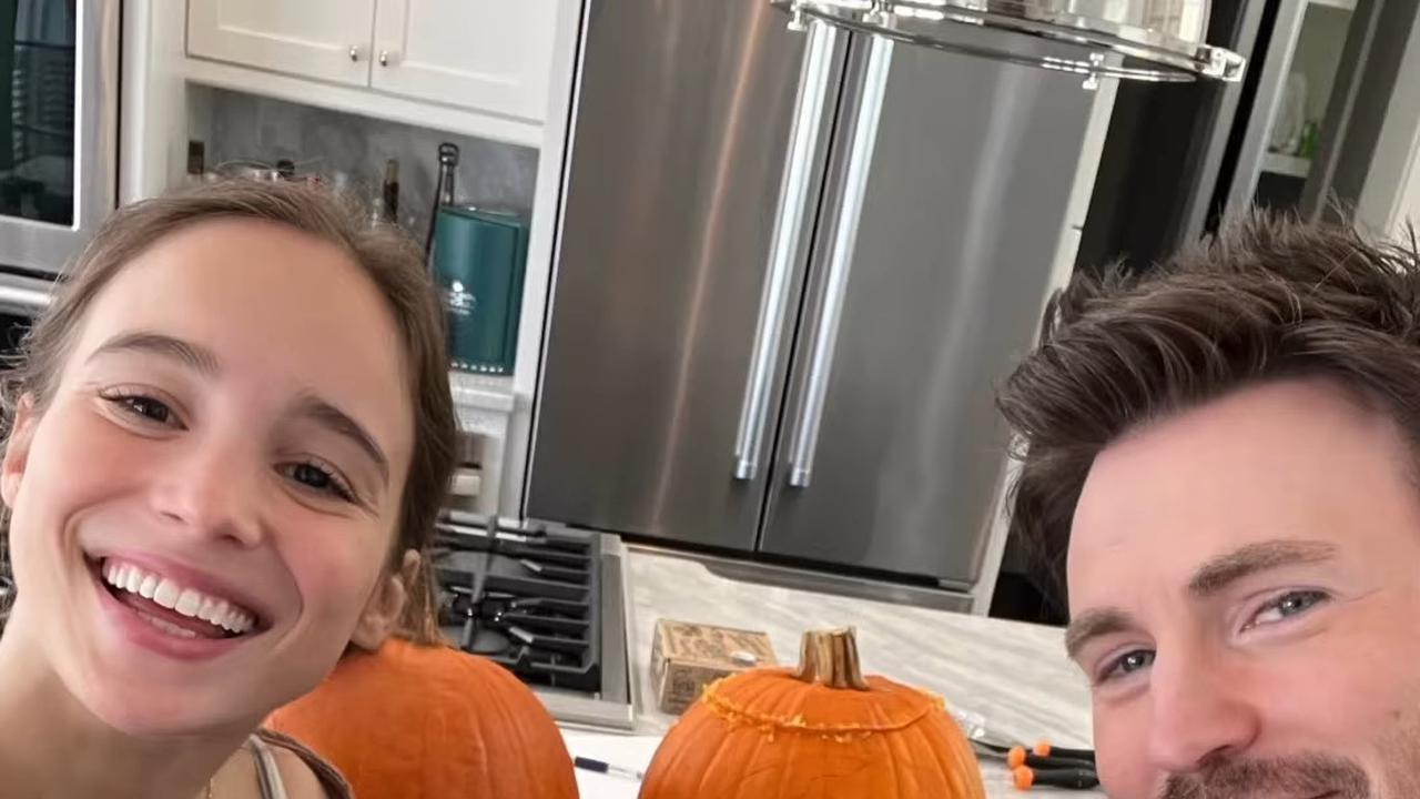 Chris Evans bersama sang kekasih Alba Babtista. (Foto: Instagram Stories/chrisevans)