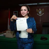 Regina merasa Farhat Abbas karena ia merasa sang mantan suami telah melanggar kode etik sebagai seorang advokat.  Regina berharap kalau persoalan dia dengan Farhat dapat menemukan titik cerah. (Deki Prayoga/Bintang.com)