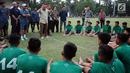 Ketua Umum PSSI, Edy Rahmayadi (baju coklat) memberi nasehat kepada Timnas Indonesia U-16 usai latihan terakhir di Lapangan Atang Sutresna, Jakarta, Kamis (6/7). Timnas U-16 akan berlaga di Piala AFF U-15 Thailand. (Liputan6.com/Helmi Fithriansyah)