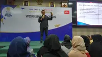 Redaktur Pelaksana Liputan6.com, Harun Mahbub, membagikan jurus-jurus menjadi jurnalis zaman now di forum Emtek Goes to Campus 2019 Yogyakarta. (Liputan6.com/ Switzy Sabandar)