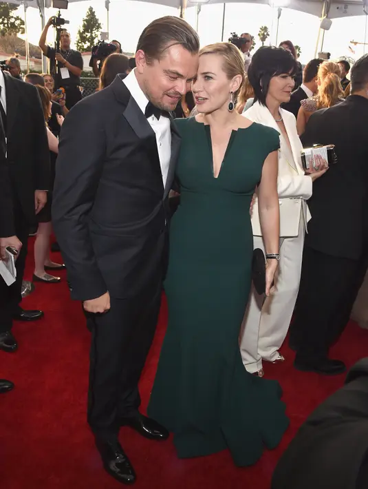 Aktor Leonardo DiCaprio (kiri) dan Kate Winslet berbincang saat menghadiri ajang penghargaan Screen Actors Guild Awards (SAG) 2016 di Los Angeles, California, 30 Januari 2016. (Larry Busacca/Getty Images for Turner/AFP)