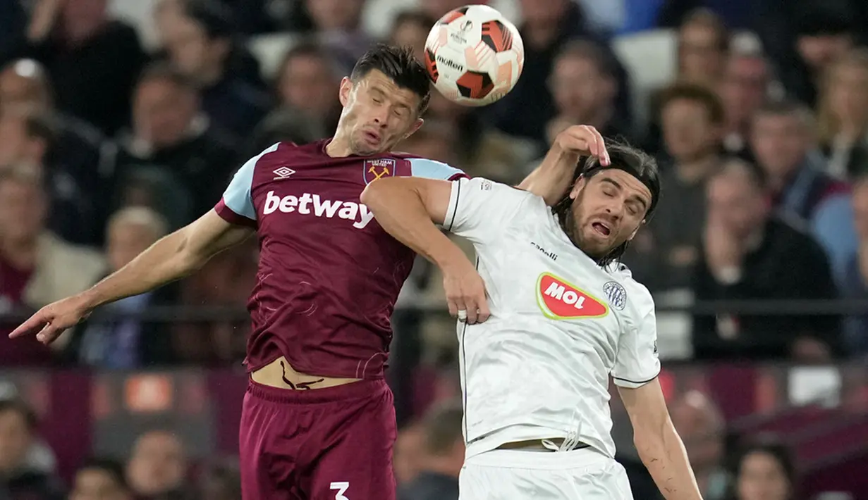 Babak pertama kedua tim gagal mencetak gol dan skor tetap 0-0. (AP Photo/Kin Cheung)