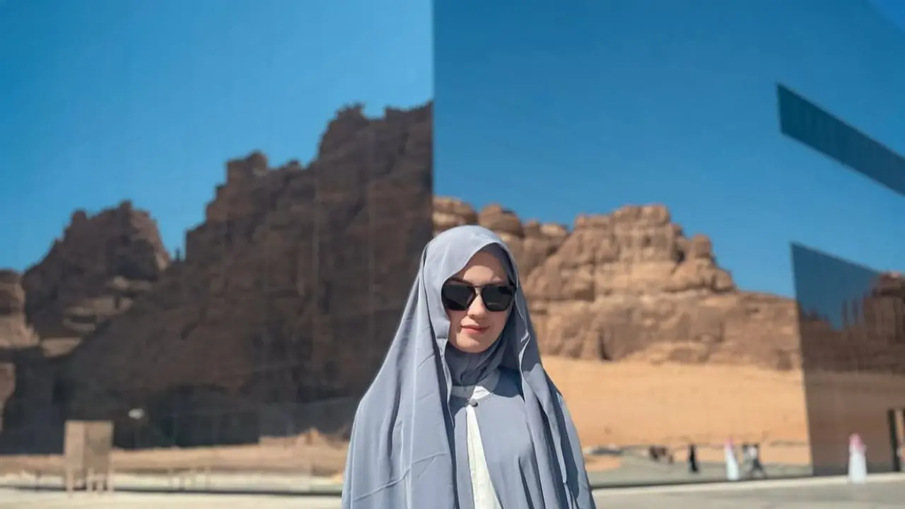 Memesona dalam Balutan Hijab Syar'i, Intip 7 Potret Kimberly Ryder