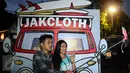 Dua orang pengunjung berfoto di salah satu stand di JakCloth 2015 di Parkir Timur Senayan Jakarta, Rabu (30/12/2015). JakCloth 2015 berlangsung pada 30 Desember 2015 hingga 3 Januari 2016. (Liputan6.com/Helmi Fithriansyah)