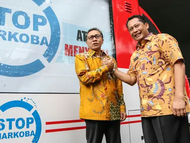 Kepala BNN Budi Waseso berjabat tangan dengan Ketua MPR Zulkifli Hasan di kantor BNN, Cawang, Jakarta, Jumat (4/3/2016). Kunjungan Zulkifli dalam rangka memberi dukungan agar BNN lebih maksimal dalam memberantas narkoba. (Liputan6.com/Yoppy Renato)