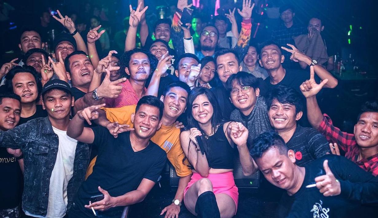 Ibu satu anak ini begitu bahagia tampil di kota kelahirannya, Medan. Ia pun berpose dengan para pengunjung yang sebagian besar laki-laki. (Foto: Instagram/@putriuna)