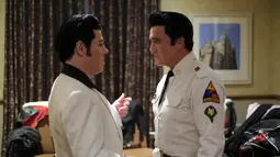Peniru gaya Elvis Presley, Bruce Stewart (kiri) dari Kanada dan Juan Lozano dari Wales, berbincang di belakang panggung sebelum dimulainya Festival Elvis Skotlandia yang digelar pertama kali di Grangemouth, 8 April 2016. (Andy Buchanan/AFP)