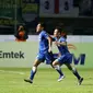 Pemain Persib Bandung, Purwaka Ydhi (kiri) saat merayakan gol ke gawang PSM Makassar pada laga Torabika SC 2016 di Stadion Gelora Bandung Lautan Api, Sabtu (2/7/2016). (Bola.com/Nicklas Hanoatubun)