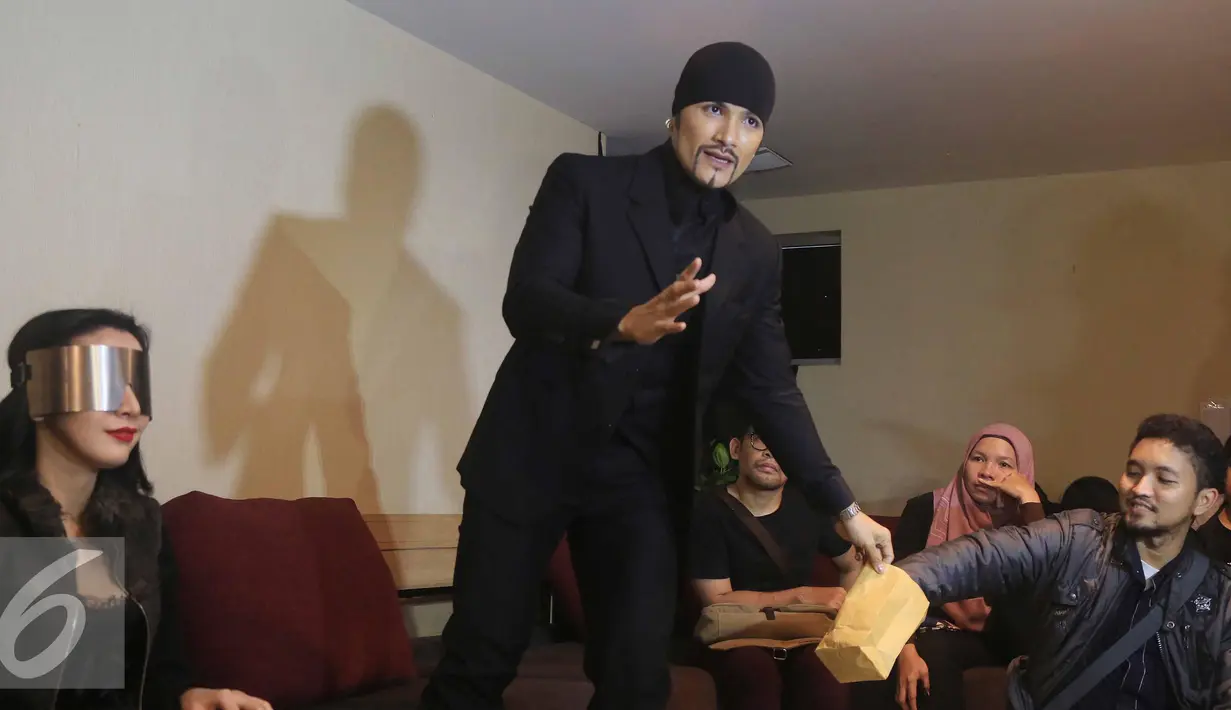 Romy Rafael dan Istrinya menunjukkan sebuah aksi saat jumpa pers di Jakarta, Senin (5/12). Rencananya Romy dan istri akan menggelar pertunjukkan di tiga negara di Timur Tengah (Liputan6.com/Herman Zakharia)