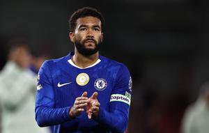 Kapten Chelsea, Reece James, tampak kecewa setelah timnya ditahan 2-2 Fulham pada laga pekan keempat Premier League di&nbsp;Gtech Community Stadium, London, Minggu (14/9/2025) dini hari WIB. (AFP/HENRY NICHOLLS)