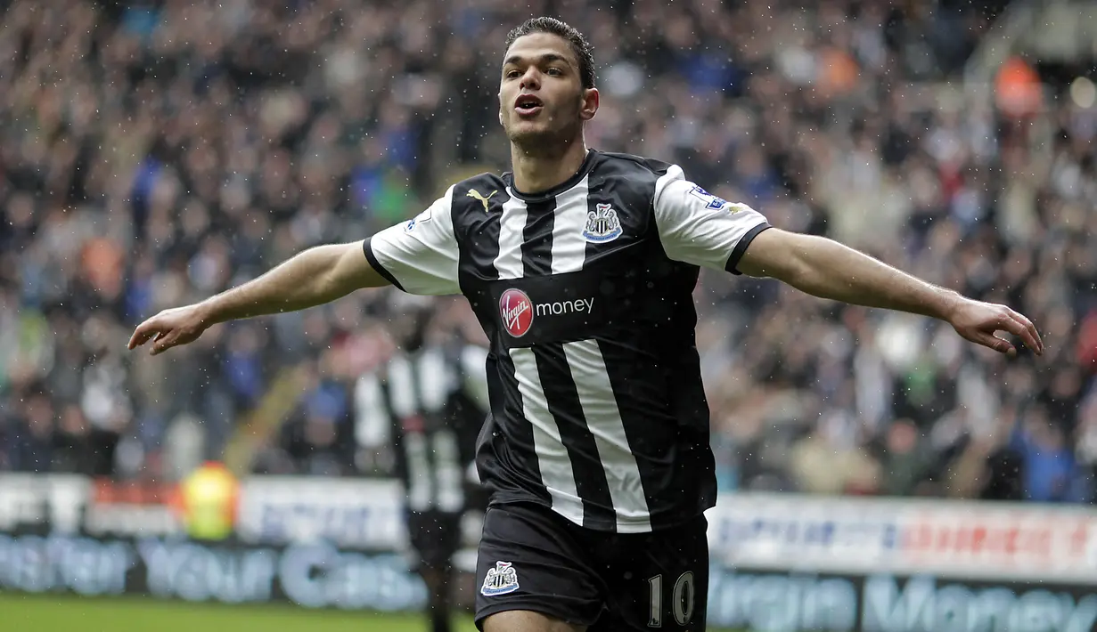 Pada 2010/2011 hingga 2014/2015 ia hijrah ke Premier League Liga Inggris dengan memperkuat 2 klub, Newcastle United dan Hull City. Bersama keduanya, ia total tampil 84 laga dengan torehan 13 gol dan 12 assist. (AFP/Graham Stuart)