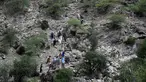 Warga dari kota dan desa sekitar terpaksa harus mendaki saat mencoba mencapai wilayah yang dilanda gempa untuk membantu para korban di distrik Nurgol, provinsi Kunar, Afghanistan timur, Selasa 2 September 2025. (AP Photo/Nava Jamshidi)