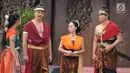 Para pemain melakukan adegan saat syuting Saur Sepuh di kawasan Cibinong, Jawa Barat, Rabu (2/8). Saur Sepuh sendiri telah memulai proses syutingnya sejak November 2016 lalu dan akan segera tayang di SCTV. (Liputan6.com/Herman Zakharia)