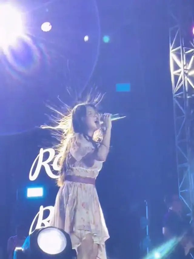 Rambut Musisi Berdiri Saat Konser