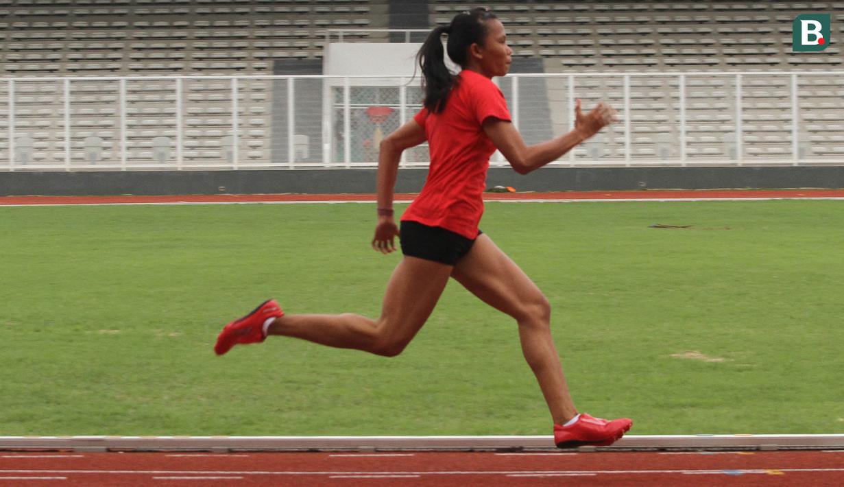 Seorang atlet atletik berlari saat latihan perdana di Stadion Madya Senayan, Jakarta, Selasa (13/3/2018). Pelatnas Asian Games 2018 PB PASI kembali dipusatkan di Stadion Madya Senayan. (Bola.com/Asprilla Dwi Adha)