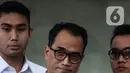 Budi mempersilakan para awak media untuk mengonfirmasi ke KPK soal materi pemeriksaannya hari ini. (Liputan6.com/Johan Tallo)