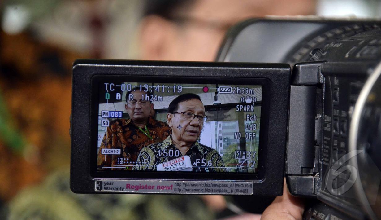 : Penasihat KAHMI, Akbar Tanjung mendatangi gedung KPK Jakarta, Kamis (9/4/2015).  Tampak, Akbar Tanjung saat memberikan keterangan pada sejumlah wartawan usai menjenguk Ketua PB HMI Anas Urbaningrum di Rutan KPK. (Liputan6.com/Helmi Afandi)