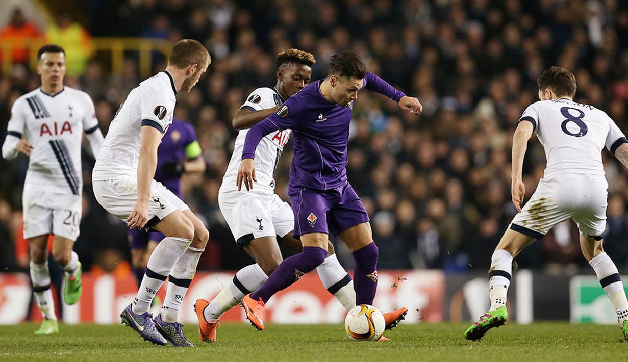 Penyerang Fiorentina, Mauro Zarate, berusaha melewati hadangan para pemain Fiorentina. Pada laga leg kedua itu Tottenham berhasil menang 3-0. (Reuters/Matthew Childs)