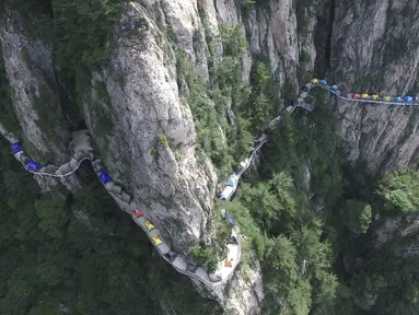 Sejumlah tenda terlihat dari pandangan udara saat backpacker berkemah di tebing Gunung Laojun, Louyang, Henan, China (16/7). Lebih dari 100 backpacker kamping bersama di tebing pada ketinggian 1.700 mdpl selama 2 hari satu malam. (REUTERS/Stringer)