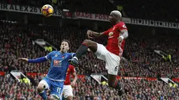 Aksi pemain Manchester United, Paul Pogba mencoba merebut bola dari pemain AFC Bournemouth, Adam Smith (kiri) pada lanjutan Premier League pekan ke-27 di Old Trafford, Manchester, (4/3/2017). MU diatahan imbang 1-1. (Martin Rickett/PA via AP)