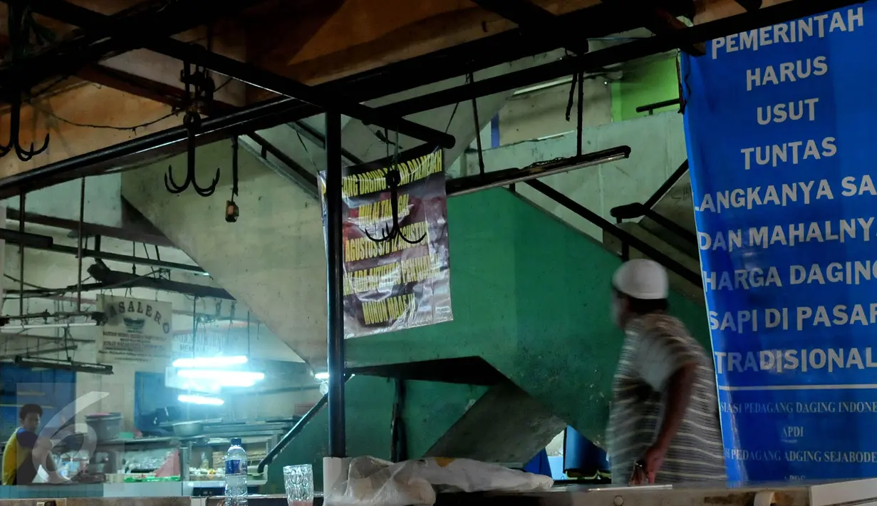 Sebuah spanduk tuntutan terpasang di kios pedagang daging sapi di Pasar Palmerah, Jakarta, Senin (10/8/2015). Pedagang daging sapi melakukan aksi mogok jualan karena harga daging terus merangkak naik mencapai Rp 130 ribu/kg. (Liputan6.com/Johan Tallo)