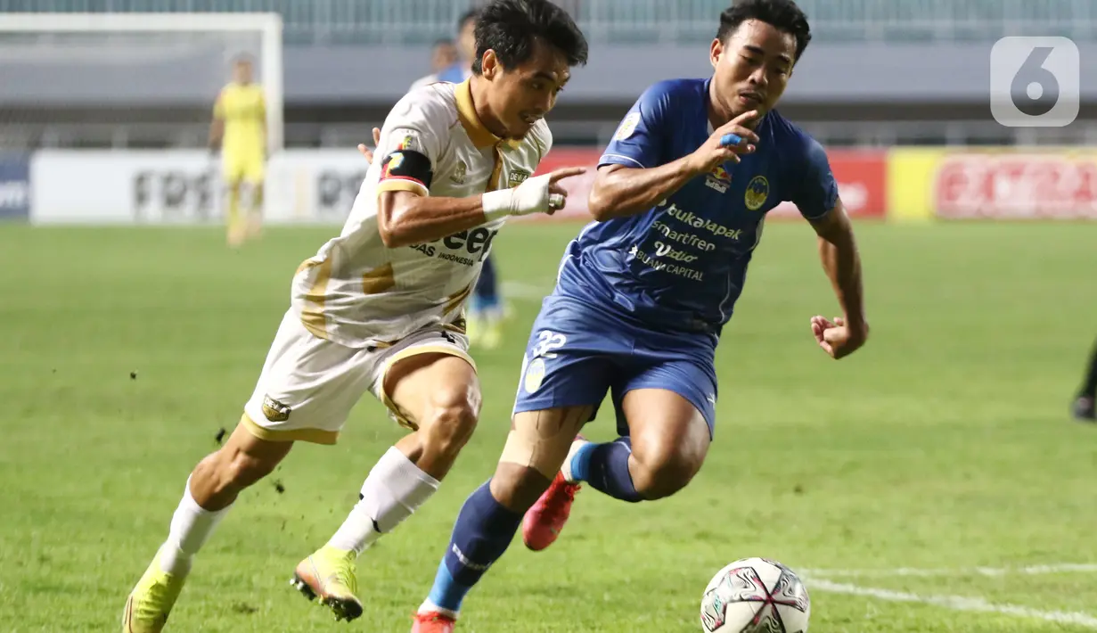 Penyerang Martapura Dewa United, Rangga Muslim P (kiri) berebut bola dengan pemain PSIM Yogyakarta, Nurhidayat pada perebutan tempat ketiga Liga 2 Indonesia 2021 di Stadion Pakansari, Bogor, Kamis (30/12/2021). Dewa United unggul 1-0 dan promosi ke BRI Liga 1. (Liputan6.com/Helmi Fithriansyah)
