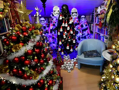 Salah satu pohon Natal yang dihiasi Darth Vader of Star di rumah keluarga Thomas Jeromin di Rinteln, Jerman, Minggu (8/12/2019). Thomas Jeromin memenuhi rumahnya dengan 350 pohon Natal di hampir tiap sudut rumah, mulai dari ruang tamu, dapur sampai kamar mandi. (Ina FASSBENDER/AFP)