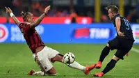 Bek AC Milan, Philippe Mexes (kiri) berebut bola dengan pemain Inter Milan  Xherdan Shaqiri pada laga serie A di Stadio Giuseppe Meazza, Senin (20/4/2015). Inter Milan bermain imbang 0-0 dengan AC Milan. (AFP PHOTO/Giuseppe Cacace)