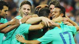 Gelandang Barcelona asal Brasil, Thiago (kanan) merayakan gol bersama rekan-rekannya pada partai final Audi Cup 2011 melawan Bayern Muenchen di Allianz Arena, Munich, 27 Juli 2011. AFP PHOTO/CHRISTOF STACHE