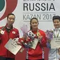 Atlet wushu Indonesia, Felda Elvira Santoso (tengah), meraih medali emas nomor Gunshu putri pada hari terakhir Kejuaraan Dunia Wushu 2017 di Kazan, Rusia, Selasa (3/10/2017). (Wushu Indonesia)