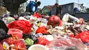 Di samping dapat mendatangkan keuntungan finansial mengumpulkan barang bekas juga dapat mengurangi tumpukan sampah yang ada di sekitar kita. (Liputan6.com/Angga Yuniar)